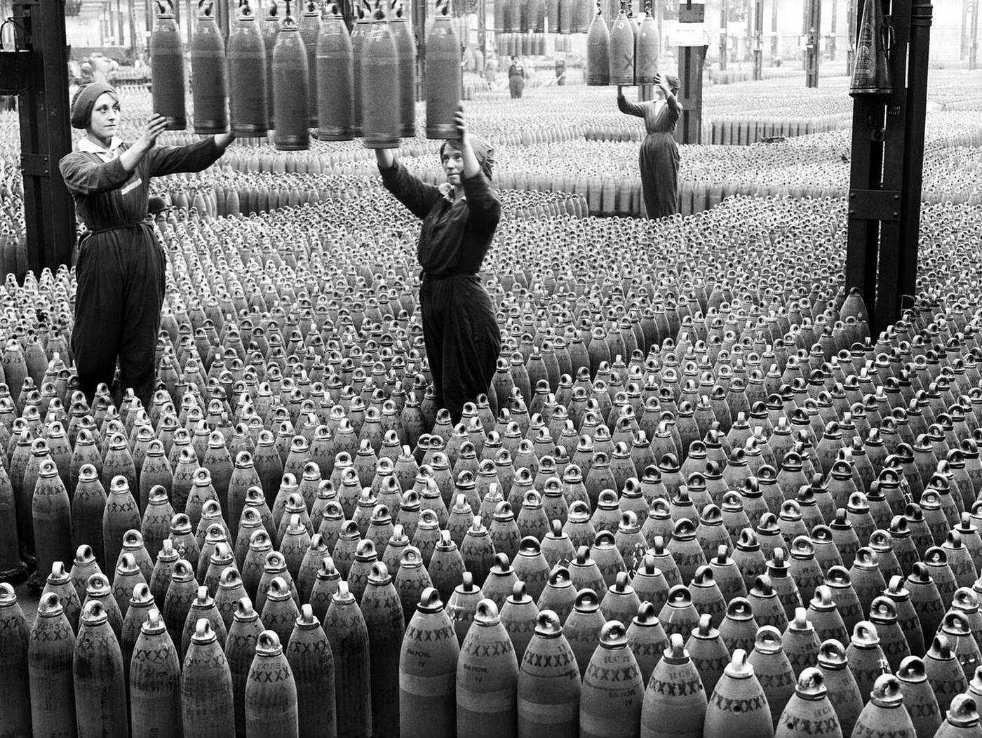 Women workers at shell filling factory in Nottinghamshire, UK during World War I, 1917.