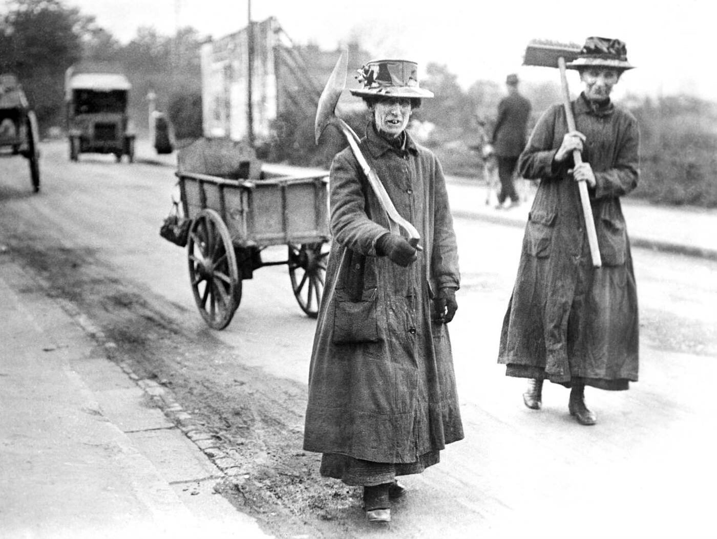 Women Workers in Street during World War I, England, UK, 1915.