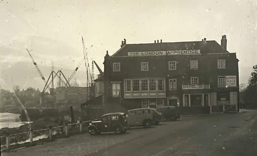 London Pubs early 1900s
