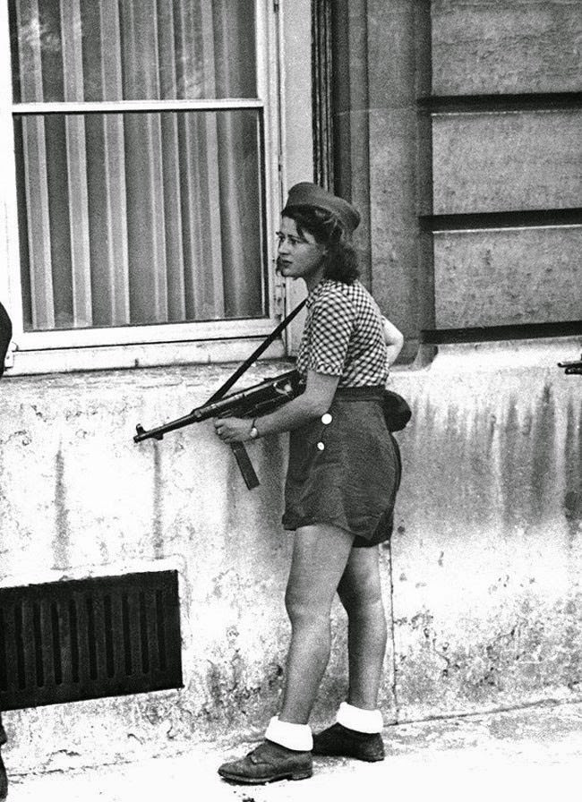 Simone Segouin, an 18 year old French Résistance fighter, during the liberation of Paris, 1944.