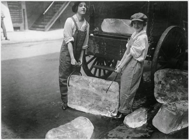 Girls deliver heavy blocks of ice after male workers were conscripted, 1918.