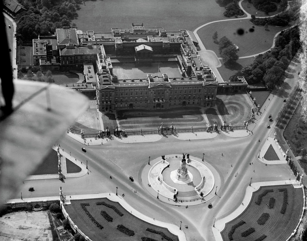 1921 photograph of Buckingham Palace and Queen Victoria memorial. Flight restrictions today would make this a near impossibility.