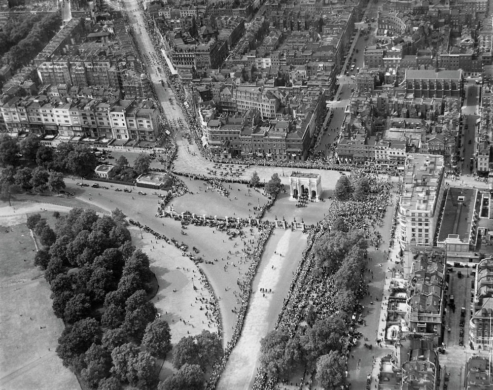 Crowds line the streets of Edgware Road, Hyde Park Corner and Park Lane for the homecoming procession of Edward Prince of Wales – the future King Edward VIII.