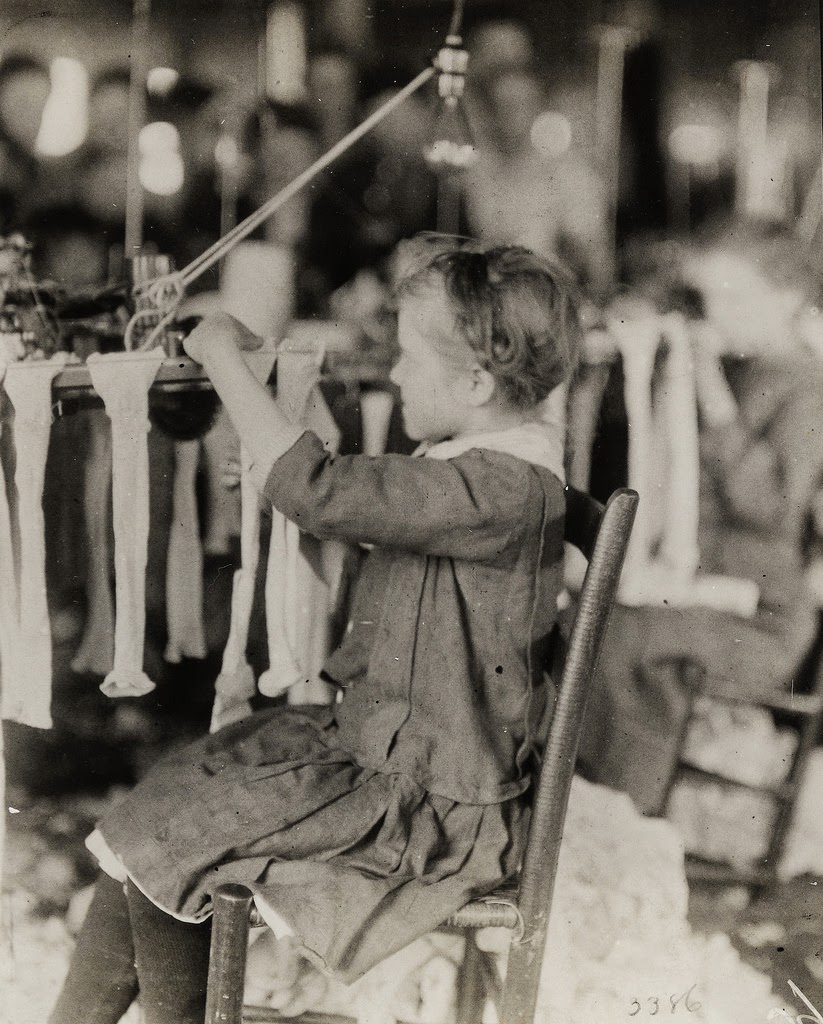 Young girl working at a knittingmachine at Cherokee Hosiery Mill. Rome i Georgia, USA 1913.