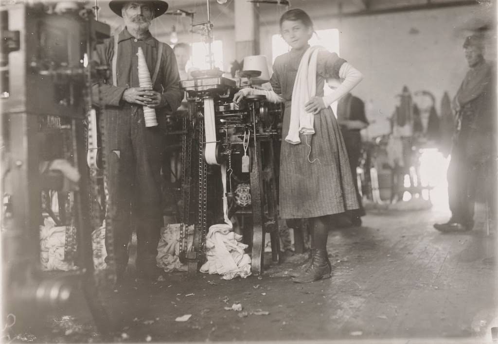 Knitters in Loudon. Hosiery Mills, Loudon Tennessee, USA, December 1910.