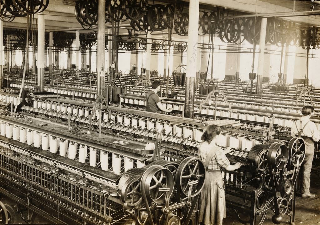 Workers at the weavingmachines in The Flint Cotton Mill. Fall River, USA 1912.