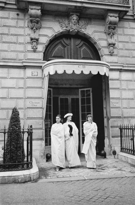Models were always covered up when they hit the streets to prevent new outfits from being copied, Autumn-Winter 1953 haute-couture collection.