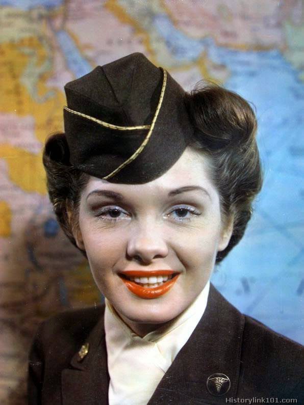 Unsung Heroes: Stunning Color Photos of Women in the WWII
