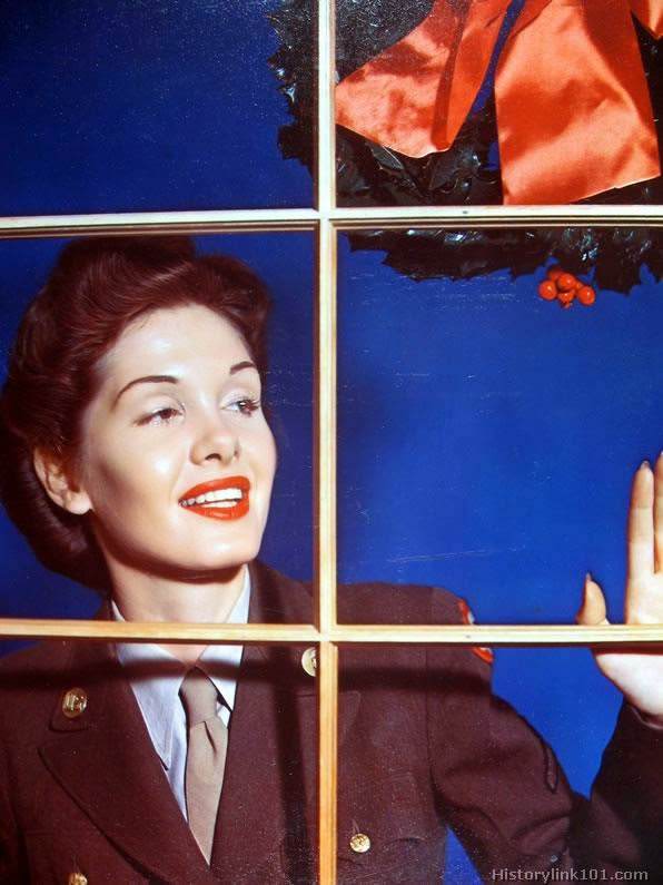 Unsung Heroes: Stunning Color Photos of Women in the WWII
