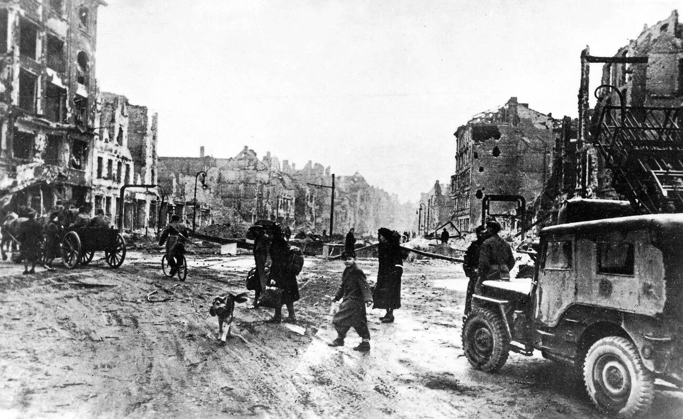 View from the crossing Andreasstrasse to Alexanderplatz, Berlin-Friedrichshain, 1945.