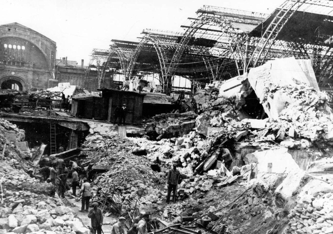 People remove debris at the main train station in Leipzig, 1947.