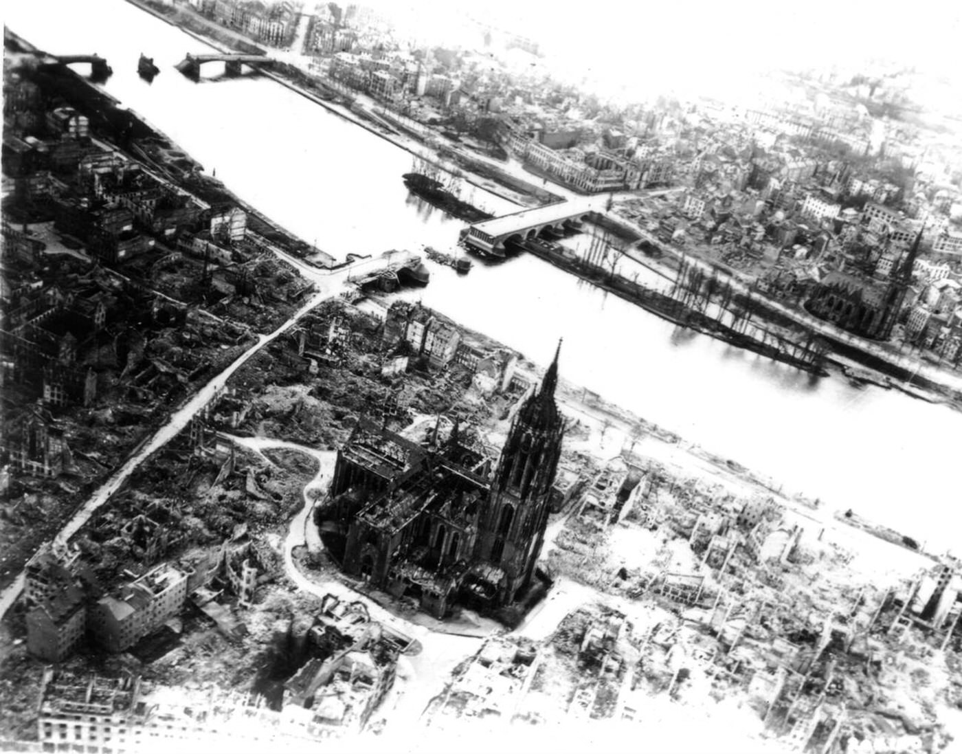 The cathedral area in ruins after Allied bombings, Frankfurt, 1945.