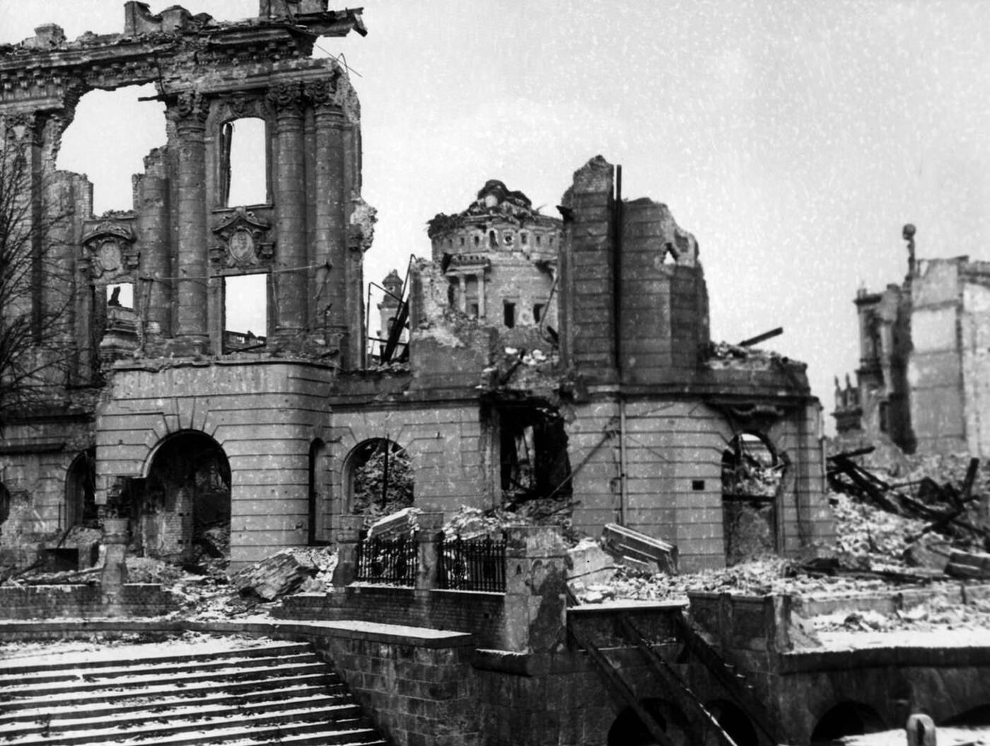 Potsdam after the Allied bombing raid, with the destroyed City Palace, 1945.