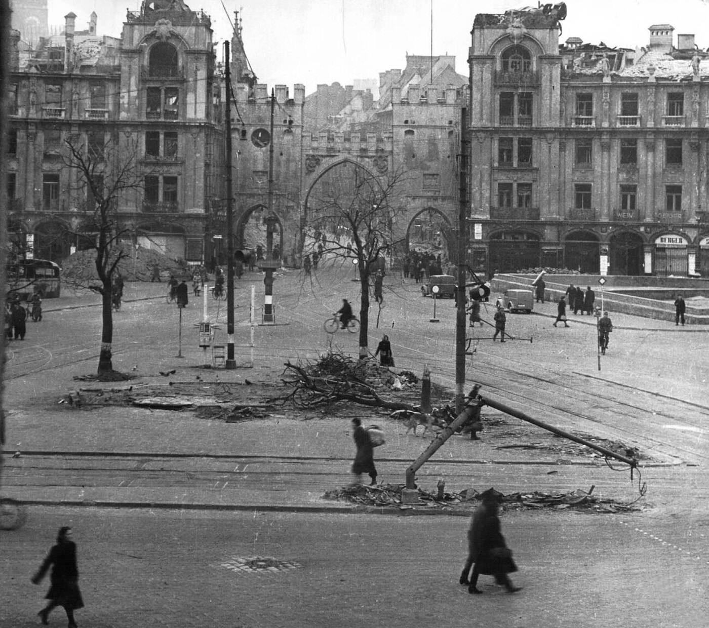 People at the Stachus after an Allied air raid, 1945.