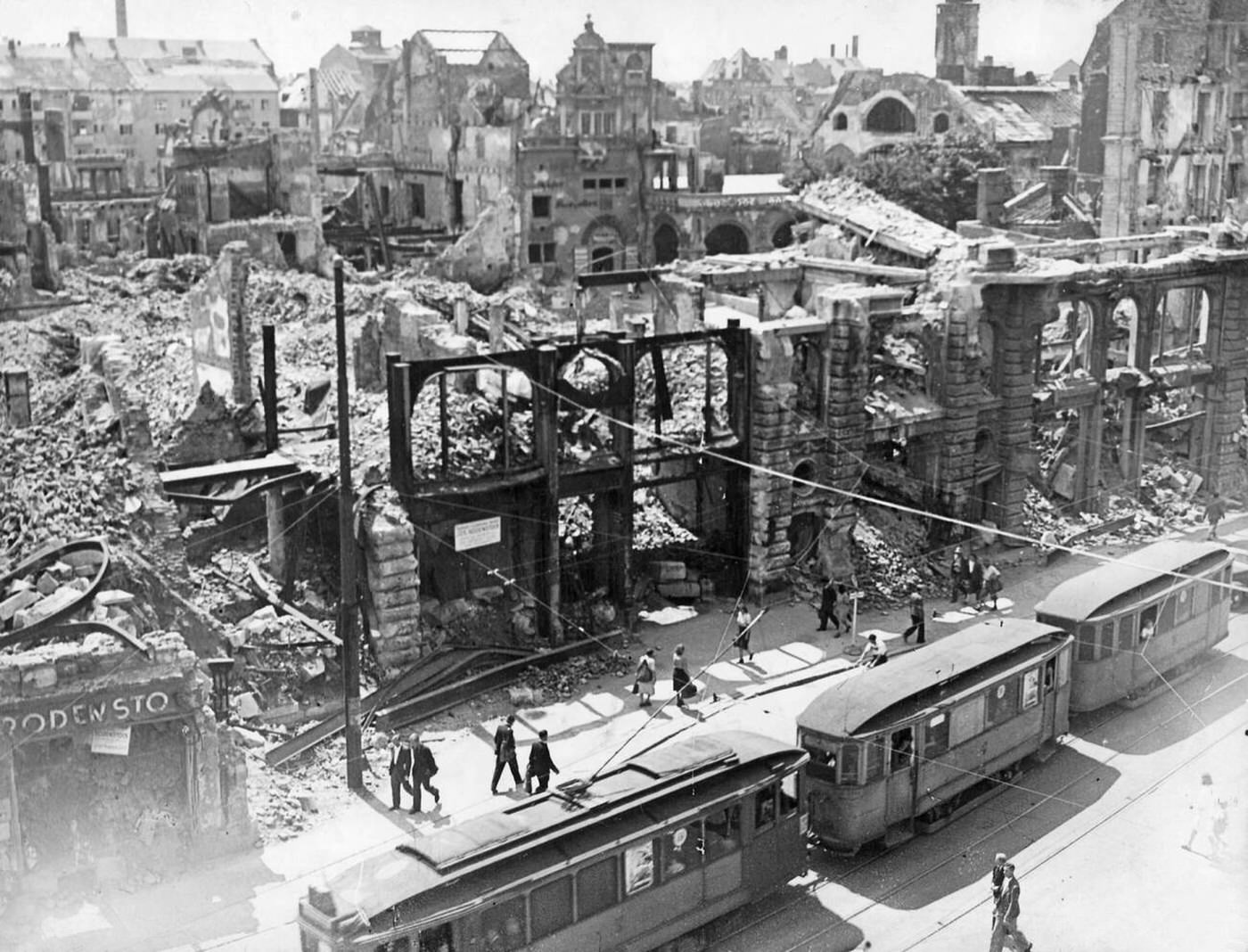 Ruins and debris in the Bayerstrasse after the Second World War, 1945.
