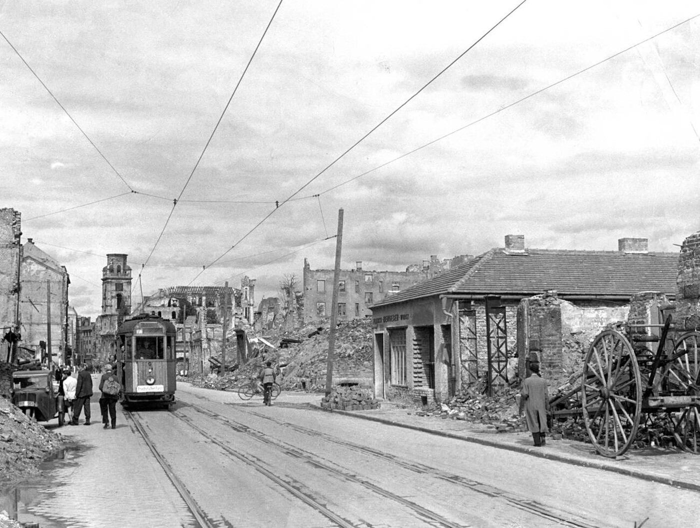 Ruins at the Augustinstrasse in Munich after the end of the war; in the background is the church of St. Joseph, 1945.