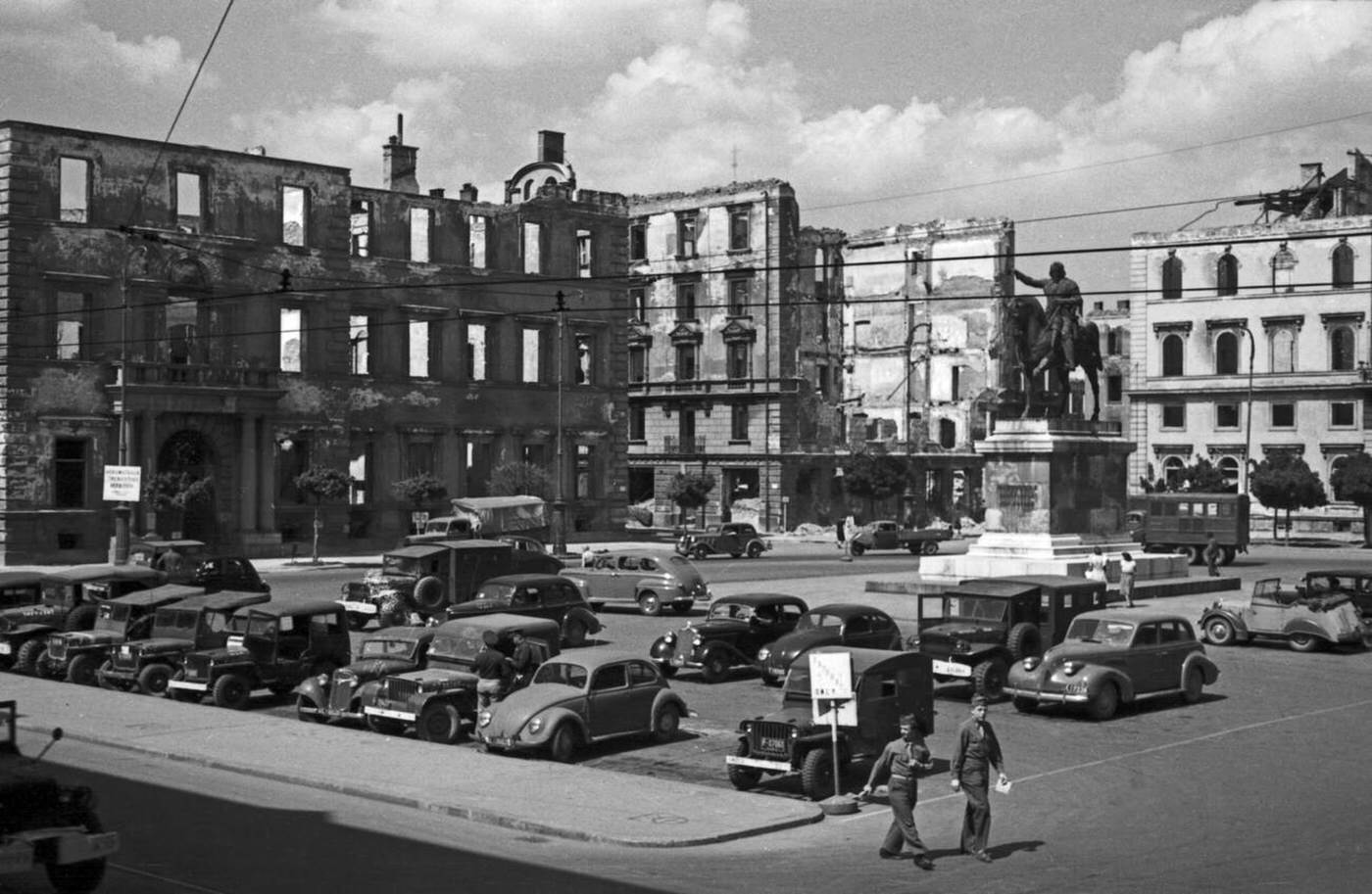 Wittelsbacherplatz square with equestrian statue of Maximilian I at Munich, Germany 1940s. (No date)
