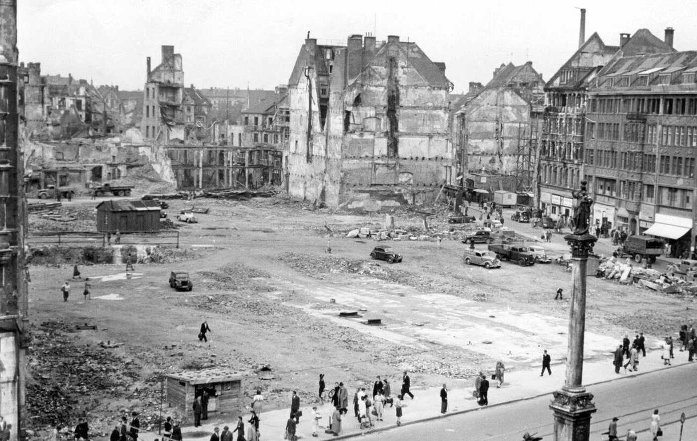 Clean up work at the Marienplatz in Munich after the end of the war, 1945.
