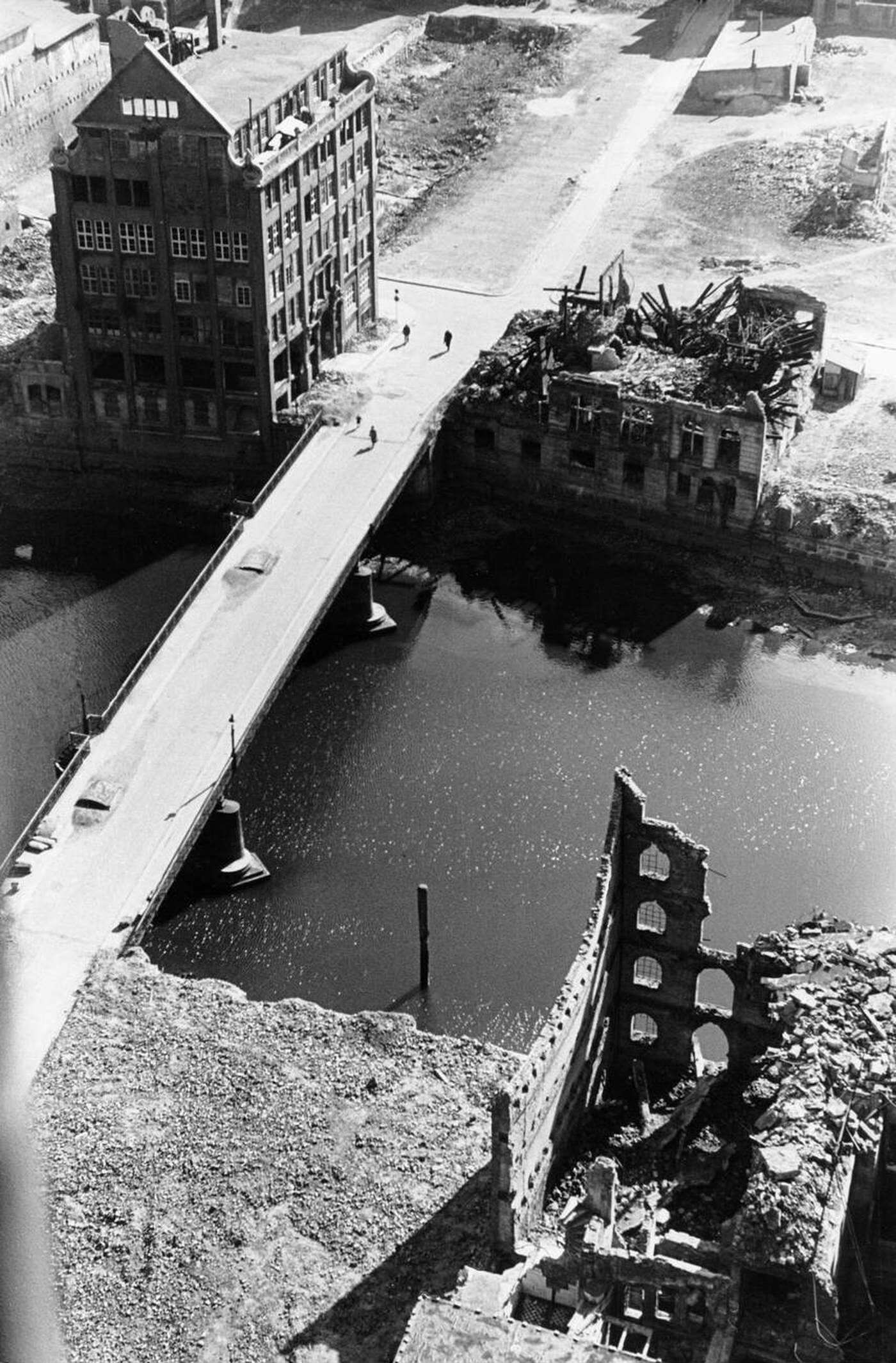 Reimersbrücke over the Nicolaifleet with rubble, Hamburg, 1947.