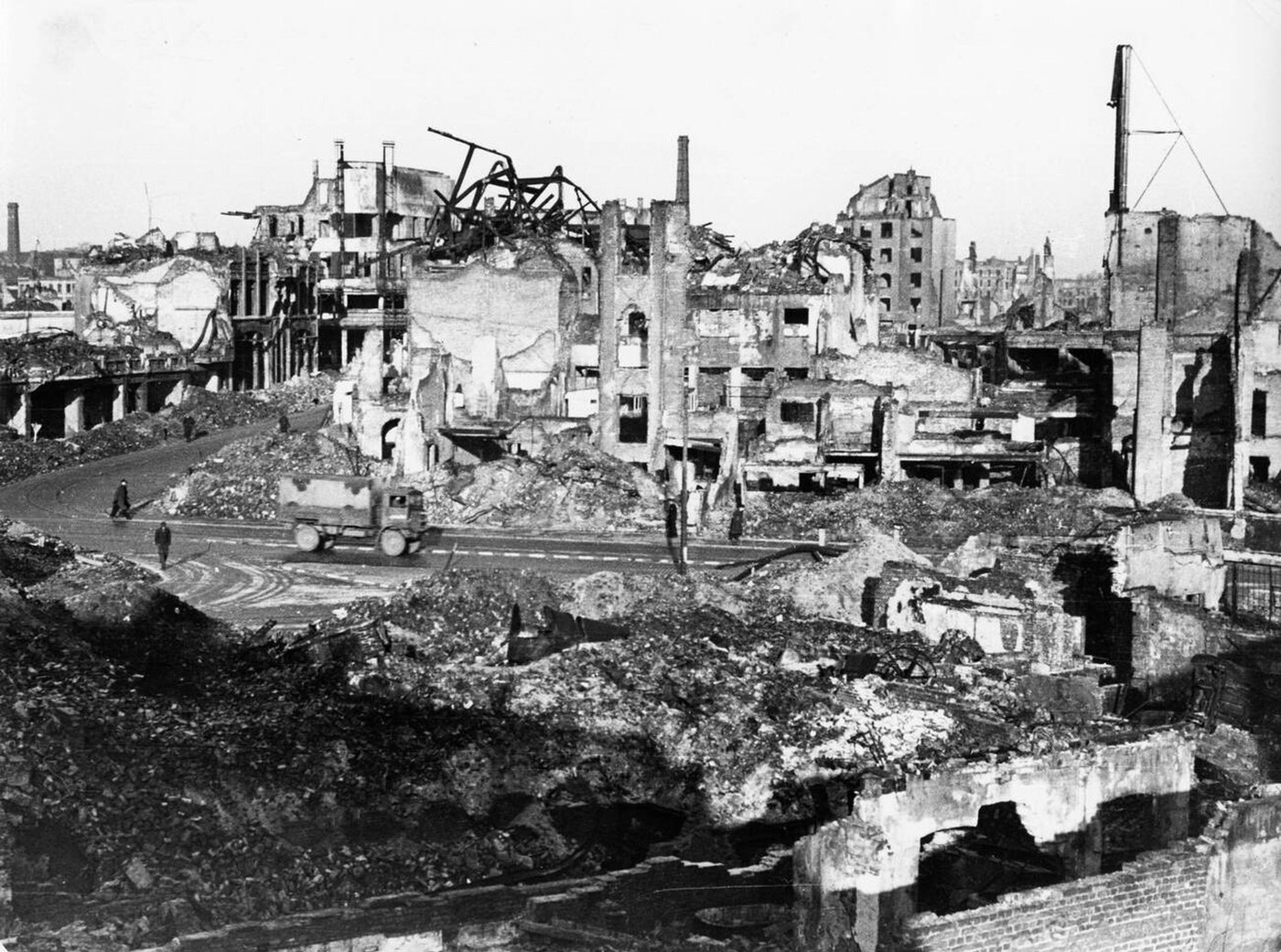 Ruins at the Nobistor in Hamburg, Klaus-Stallknechtstraße, 1945.