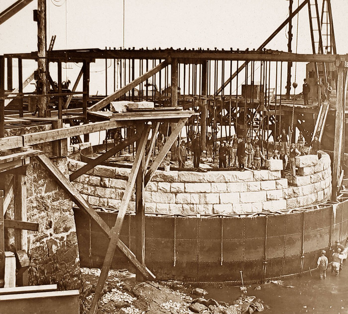 Building the Forth Railway Bridge - main pier, 1890.