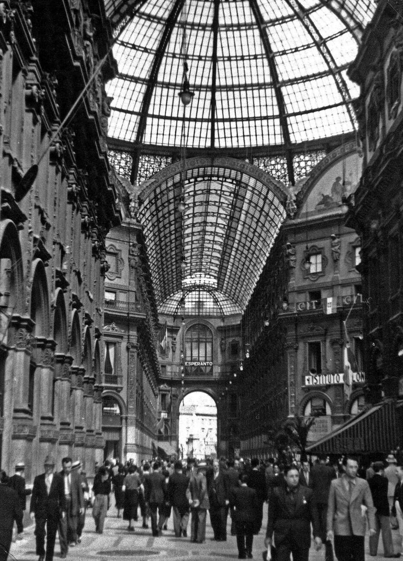 Busy sidewalk scene in Milan Italy, 1930s.
