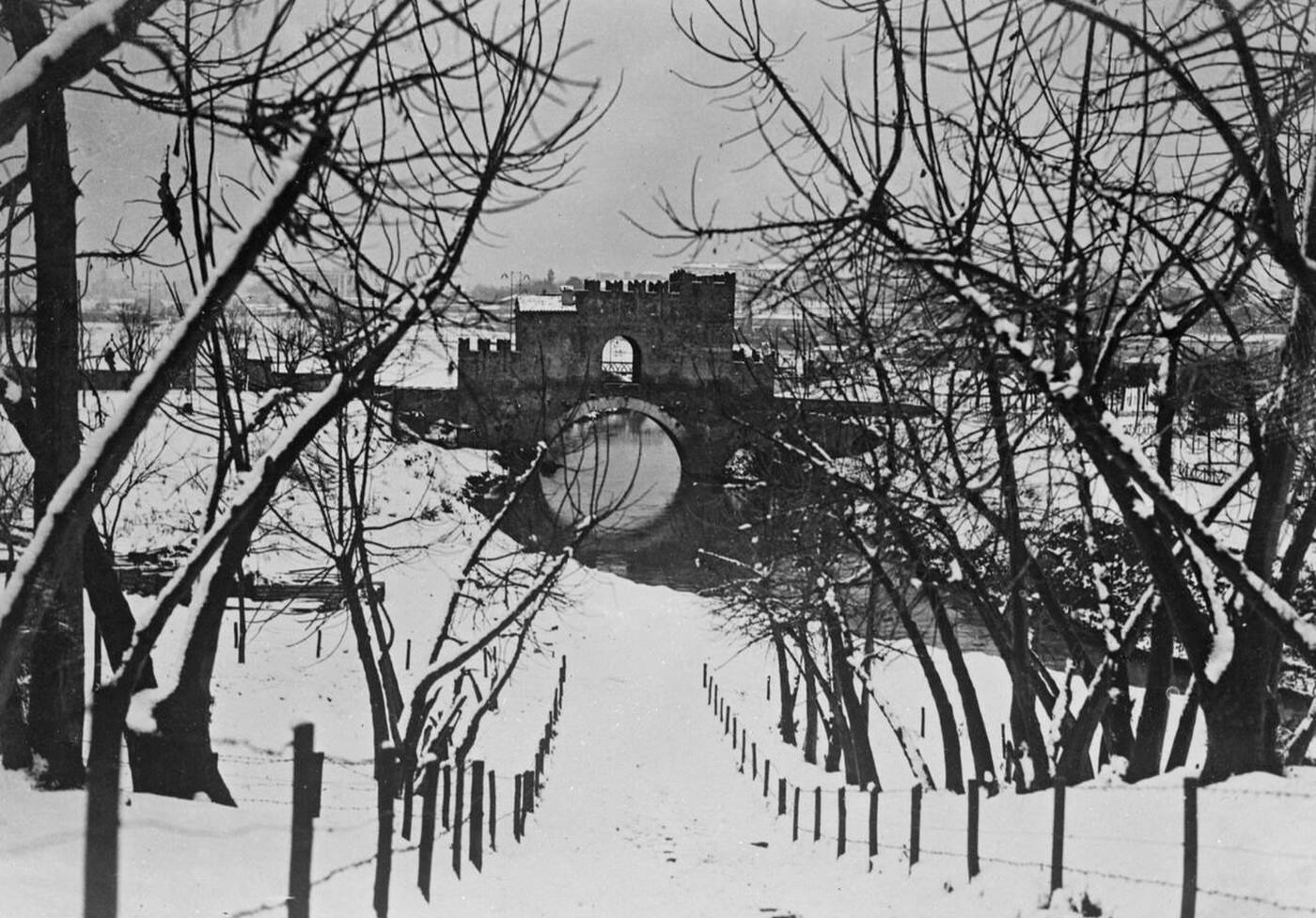 A view of the Tiber and the Nomentano Bridge in Rome where heavy snow has fallen, 1932.
