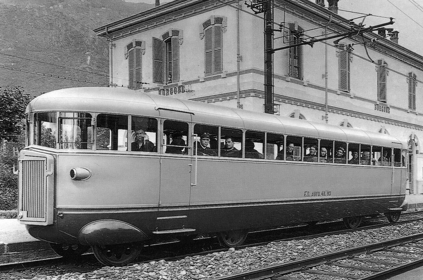 Railcar Fiat Alb 48 Littorina of the Italian State Railways, station Borgone Susa, Piedmont, 1933.