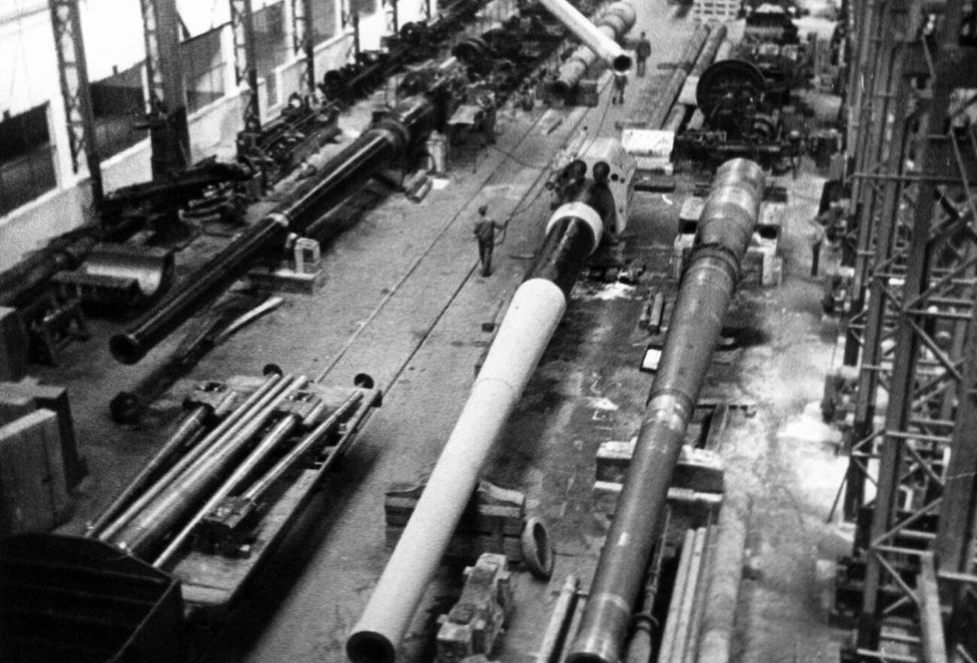 Hall with gun barrel production, naval gun plant, Italy, 1930s.