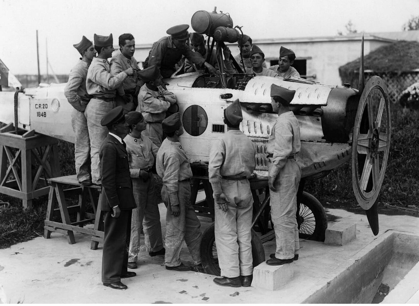 Instruction at the synchronization system for the machine guns, aviation school of the Regia Aeronautica, Italy, 1930s.