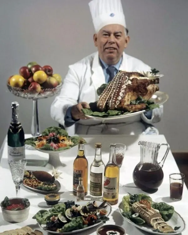 Advertisement for the restaurant of the Intourist hotel in Moscow, 1987.