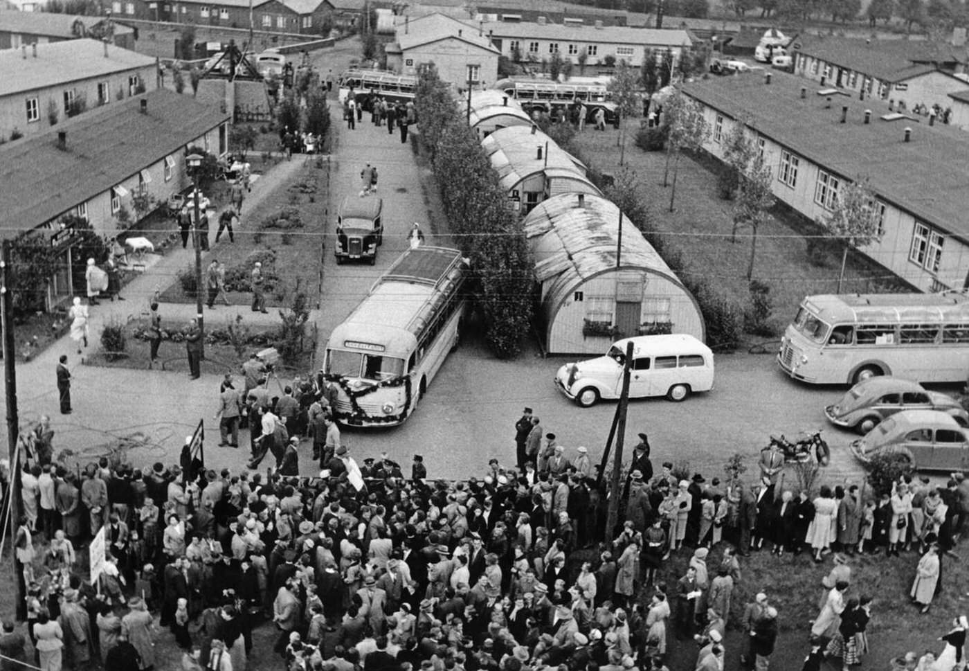 Returnees from the Soviet Union arrived in the border crossing camp Friedland near Goettingen; relatives gathered in front of the fence, 1955.