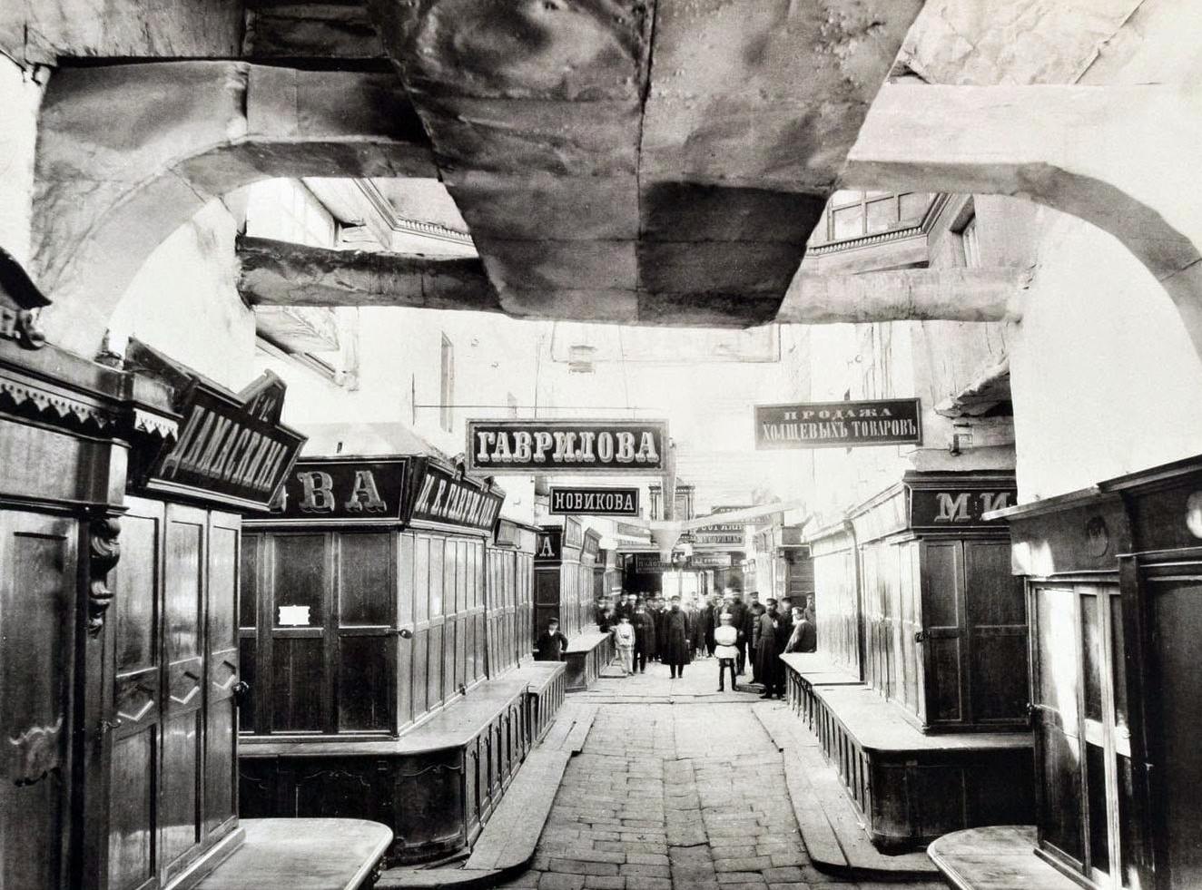 Sredniy Poperechny Prokhod from the Monument to Minin and Pozharsky, 1880s.