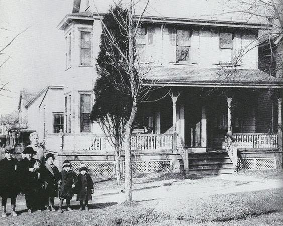 Edith Graham and her children, Donald, Marjorie, Hazel, Kathryn and Malcolm, in Magnolia, 1920.