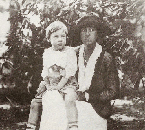 Edith Borden and her son, William, in Rumson, 1918.