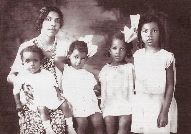 Roselle resident Olive Mae Bond Polk posed with her four daughters, Josephine, Barbara, Gene-Ann and Carolyn, 1932.