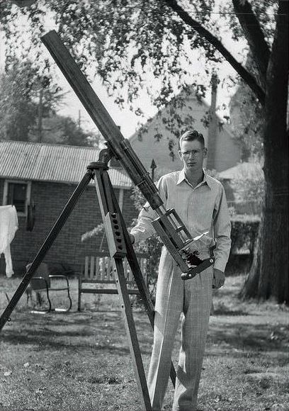 A great looking setup to achieve astrophotography, using a Kodak folding camera and some very long lenses, 1946.