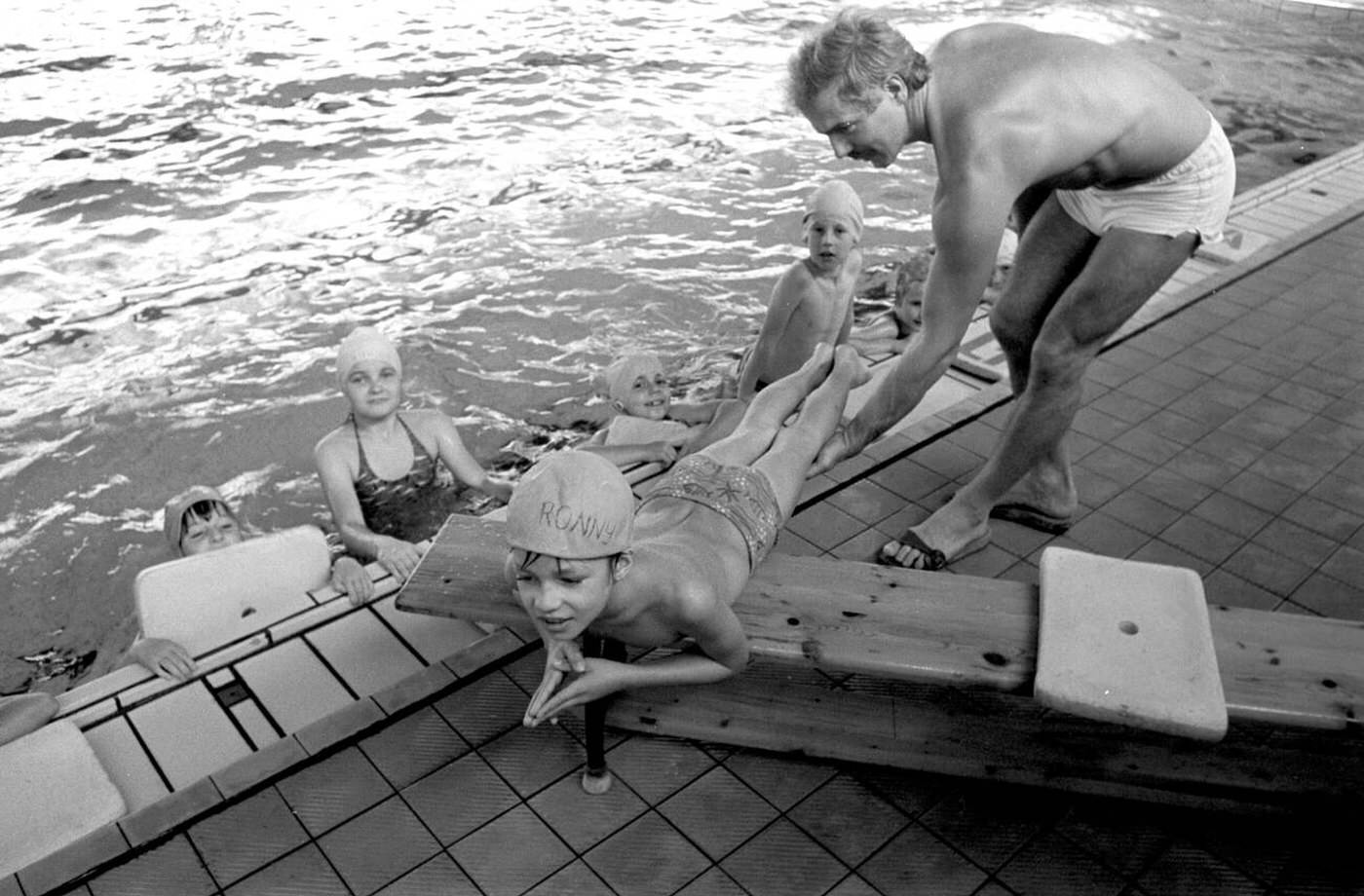 Swimming lessons for pupils take place in an Eilenburg public swimming hall, 1983.