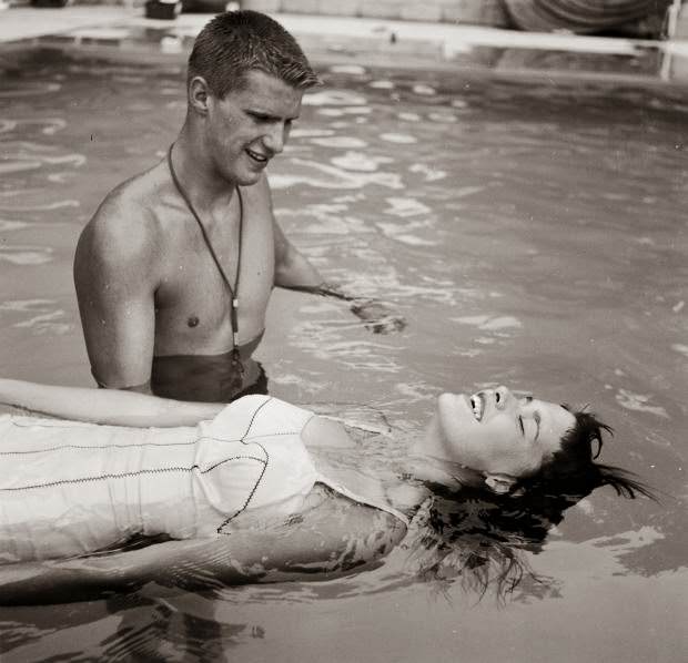 This woman learned how to float in 1955.