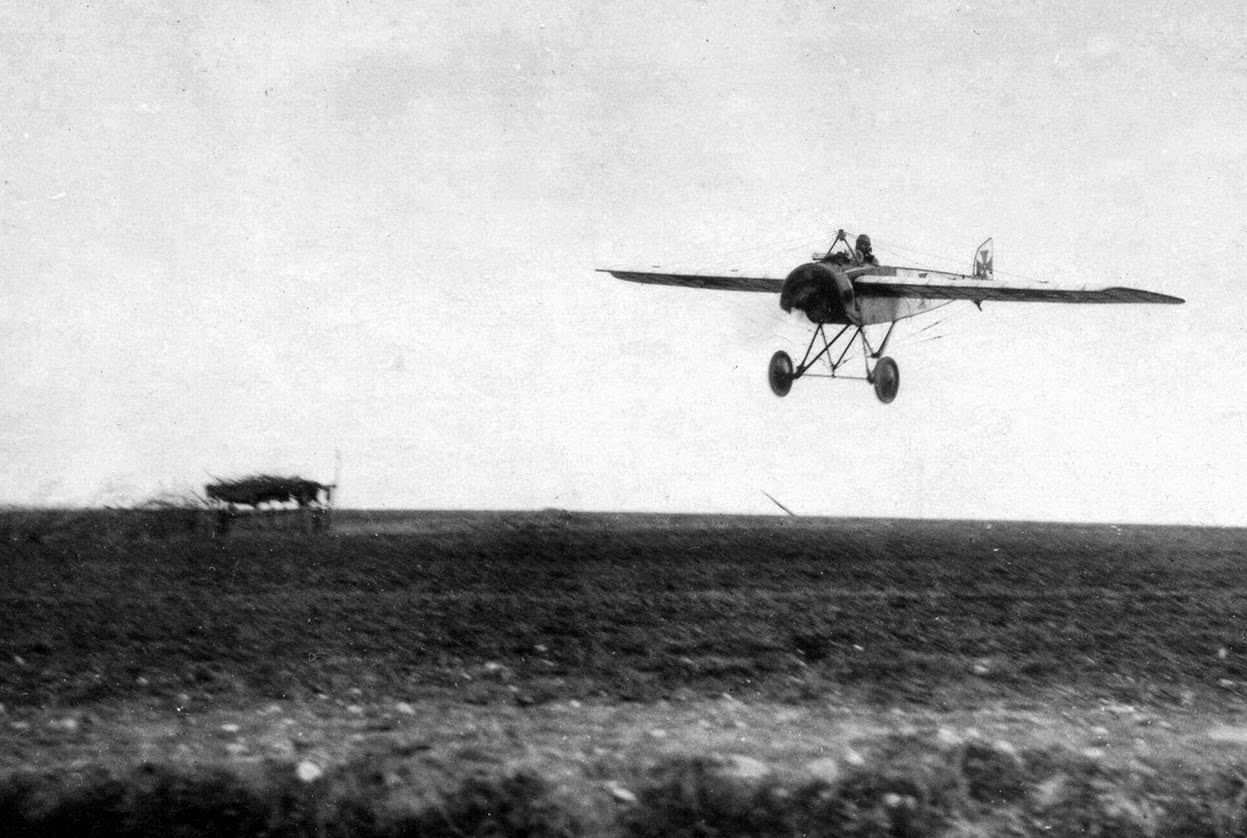 A German Pfalz E.I prepares to land, 1916.
