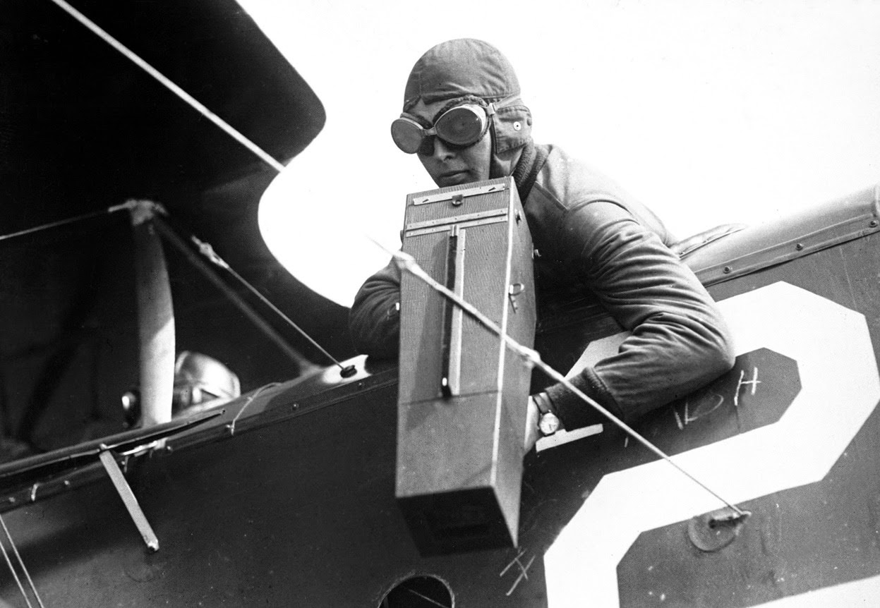 An aerial photographer with a Graflex camera, 1917-1918.