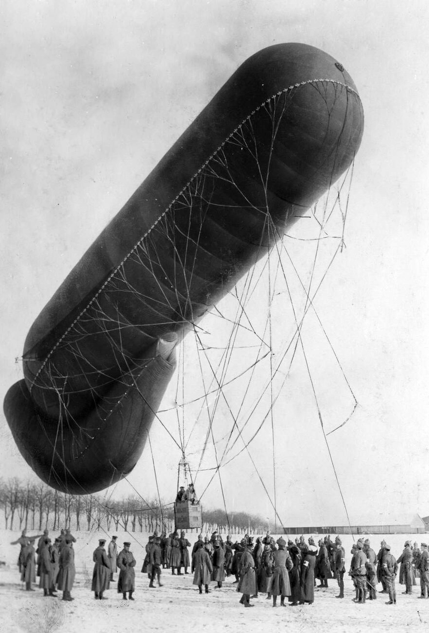 An observation balloon takes off, 1914.
