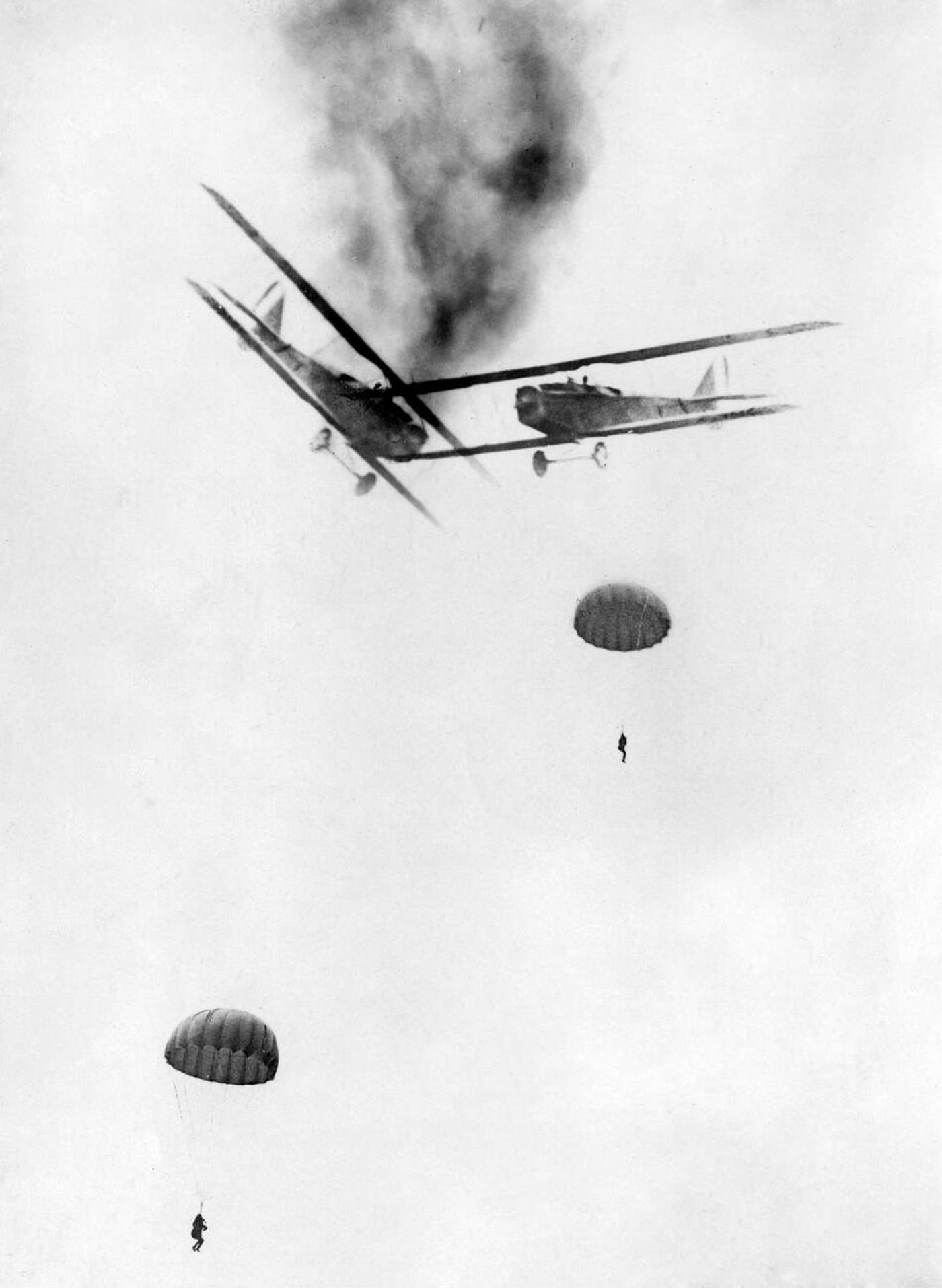 Pilots jump out of their planes, 1914-1918.