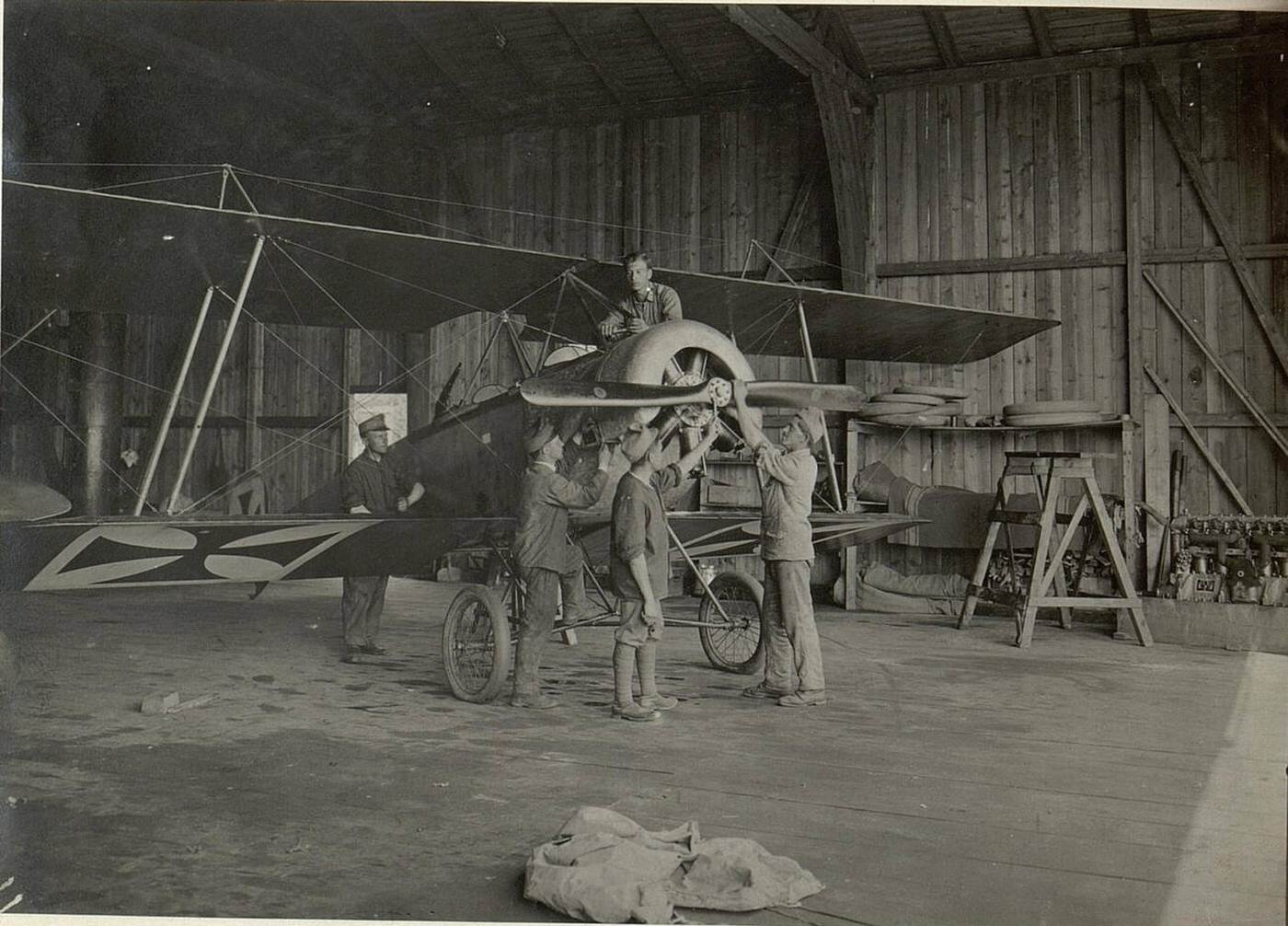 Installing the propeller on a FOKKER biplane in Villach, 1916.
