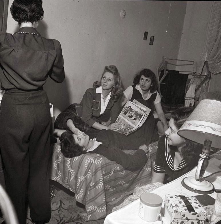 An evening gathering in a boardinghouse