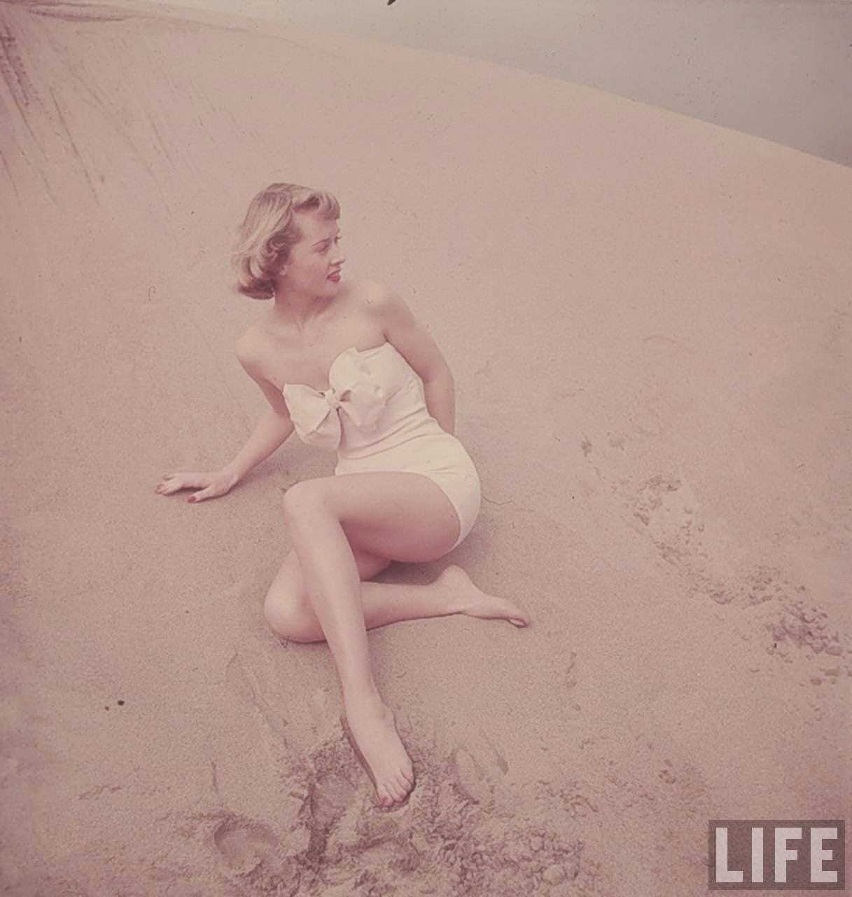 Sun, Sand, and Structured Style: LIFE Photographer Loomis Dean’s Incredible Captures of 1950s California Beach Life