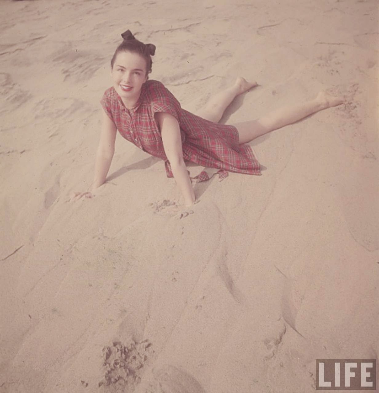 Sun, Sand, and Structured Style: LIFE Photographer Loomis Dean’s Incredible Captures of 1950s California Beach Life