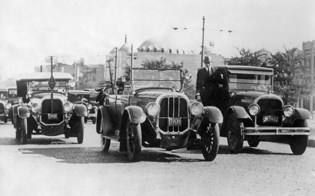 Remote-controlled car on Commonwealth Avenue, Boston, 1925