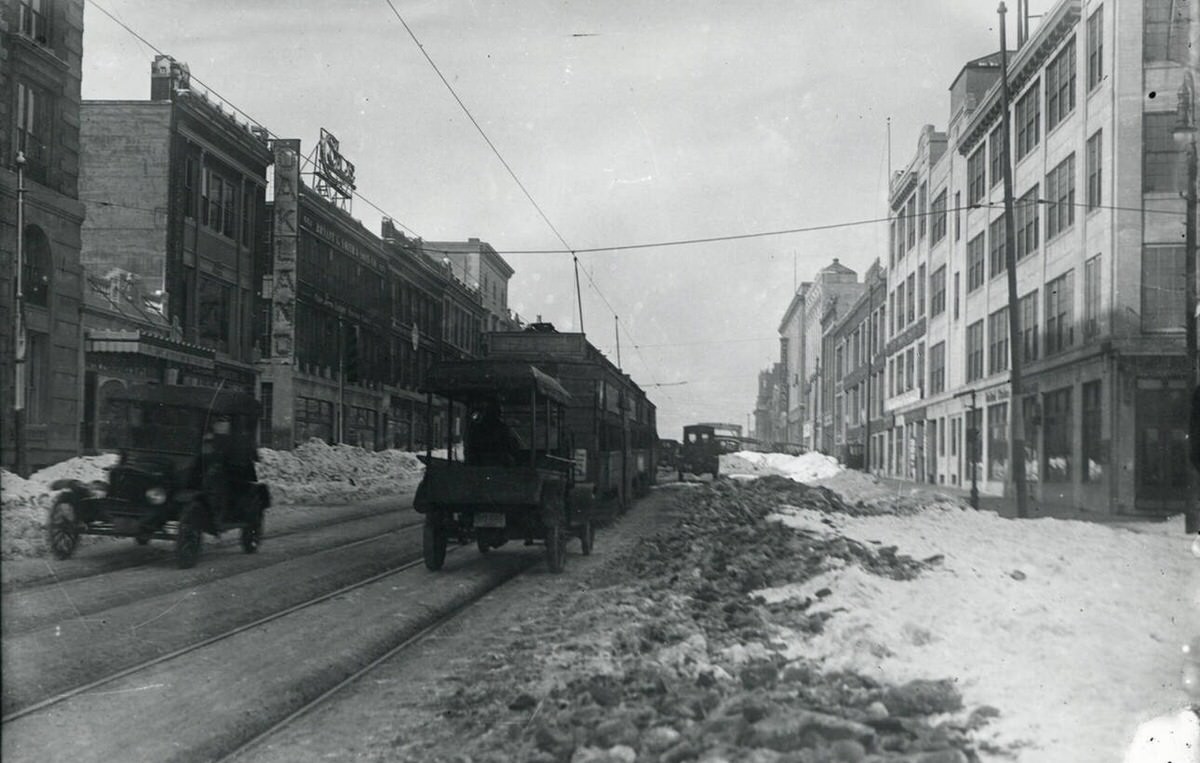 Traffic on Beacon Street, Boston, 1920