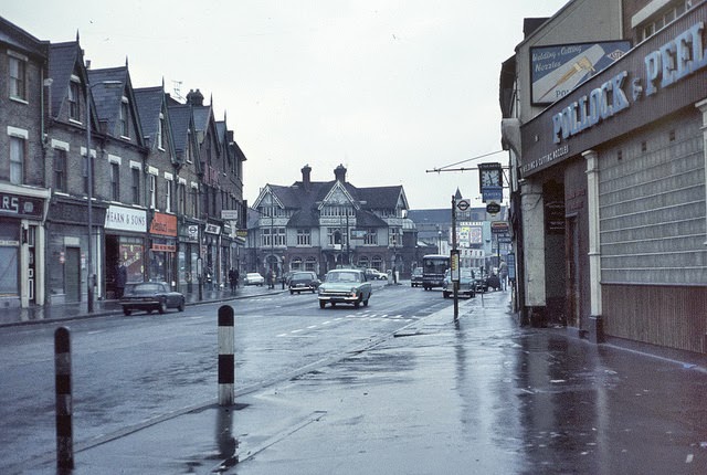 Croydon with Swan & Sugarloaf pub in centre.
